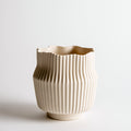 Jarrones-Cerámica-18x18x22 cm-Crema-Estilo minimalista escultórico